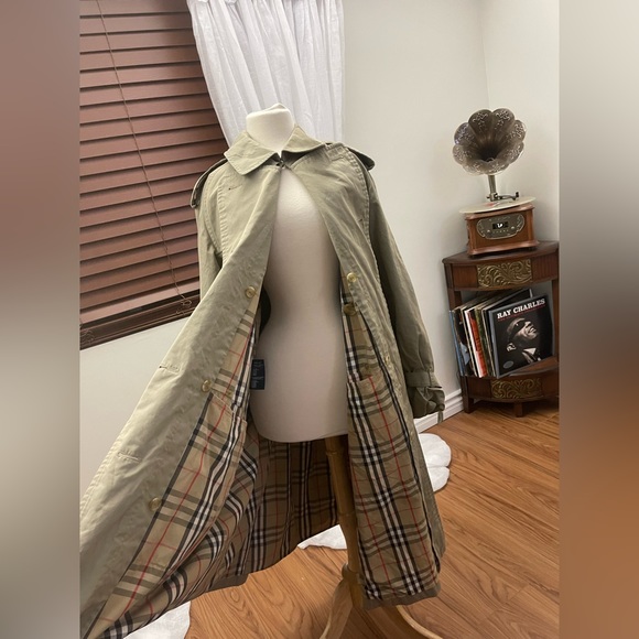 Vintage olive Burberry trench coat - Picture 7 of 13